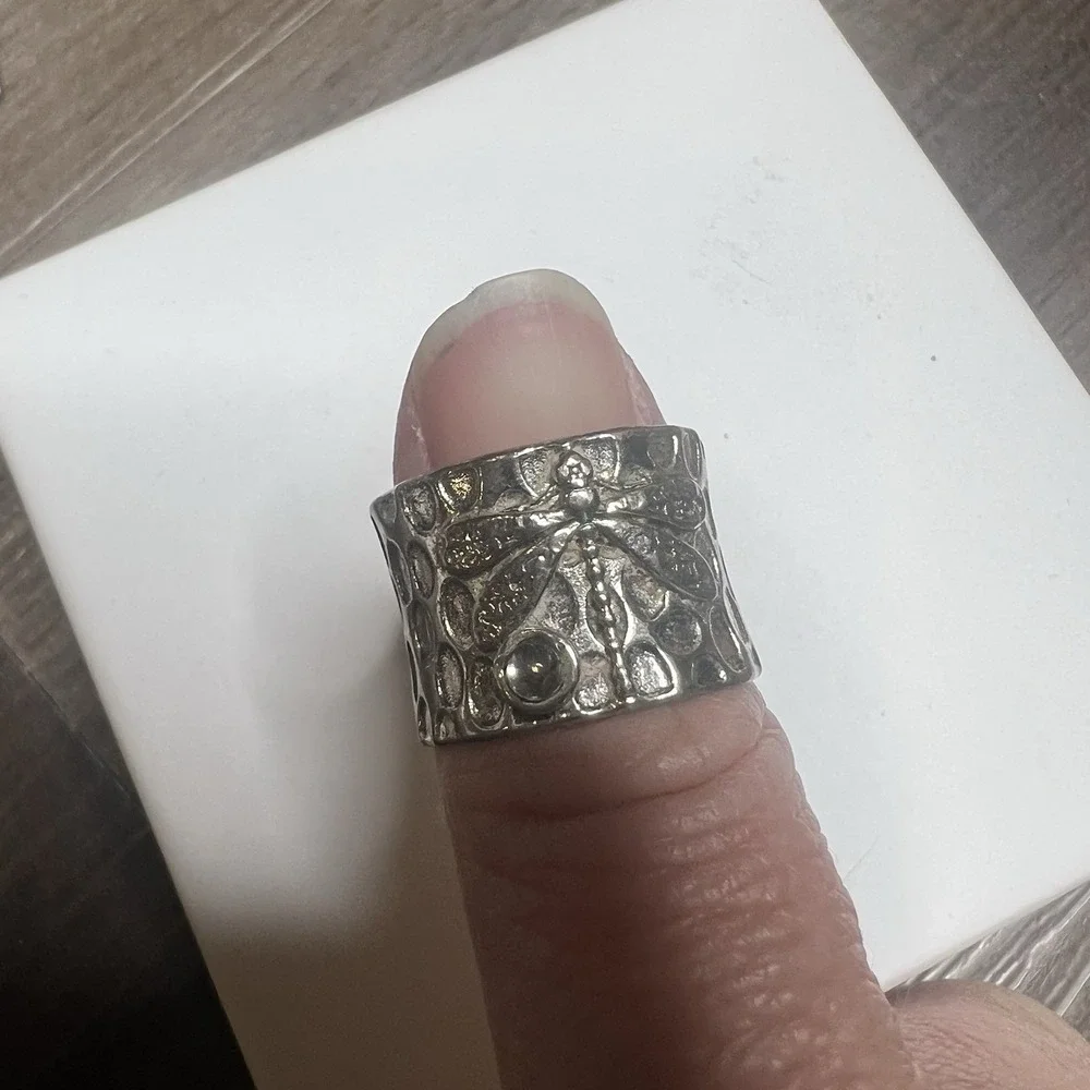 Silver Toned Ring Sz 7.75‎ Hammered 14.9mm Wide w Dragonfly & Glass Stone